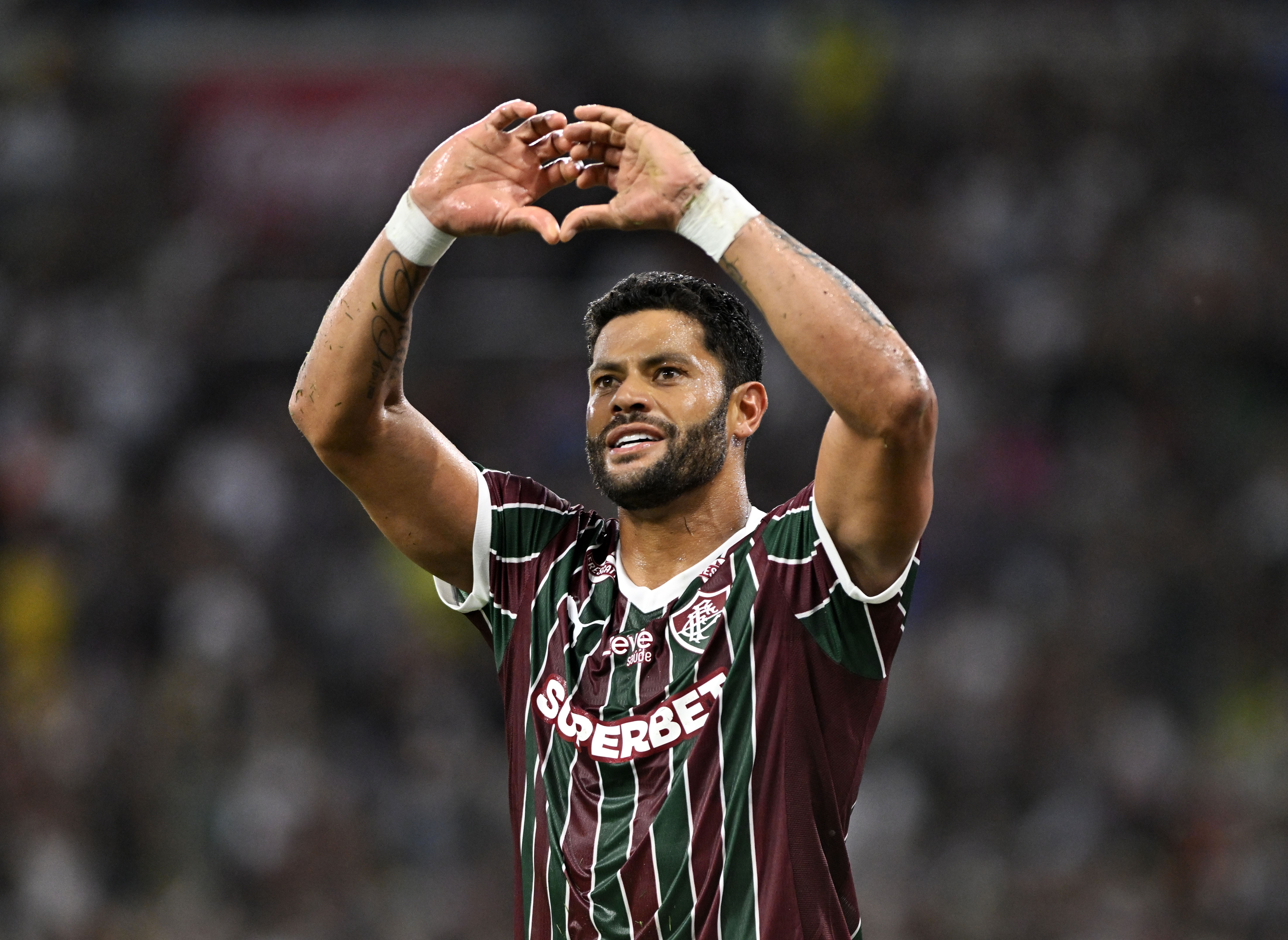 Hulk reencontra caminho do gol no Fluminense e vive reconciliação com 
torcida