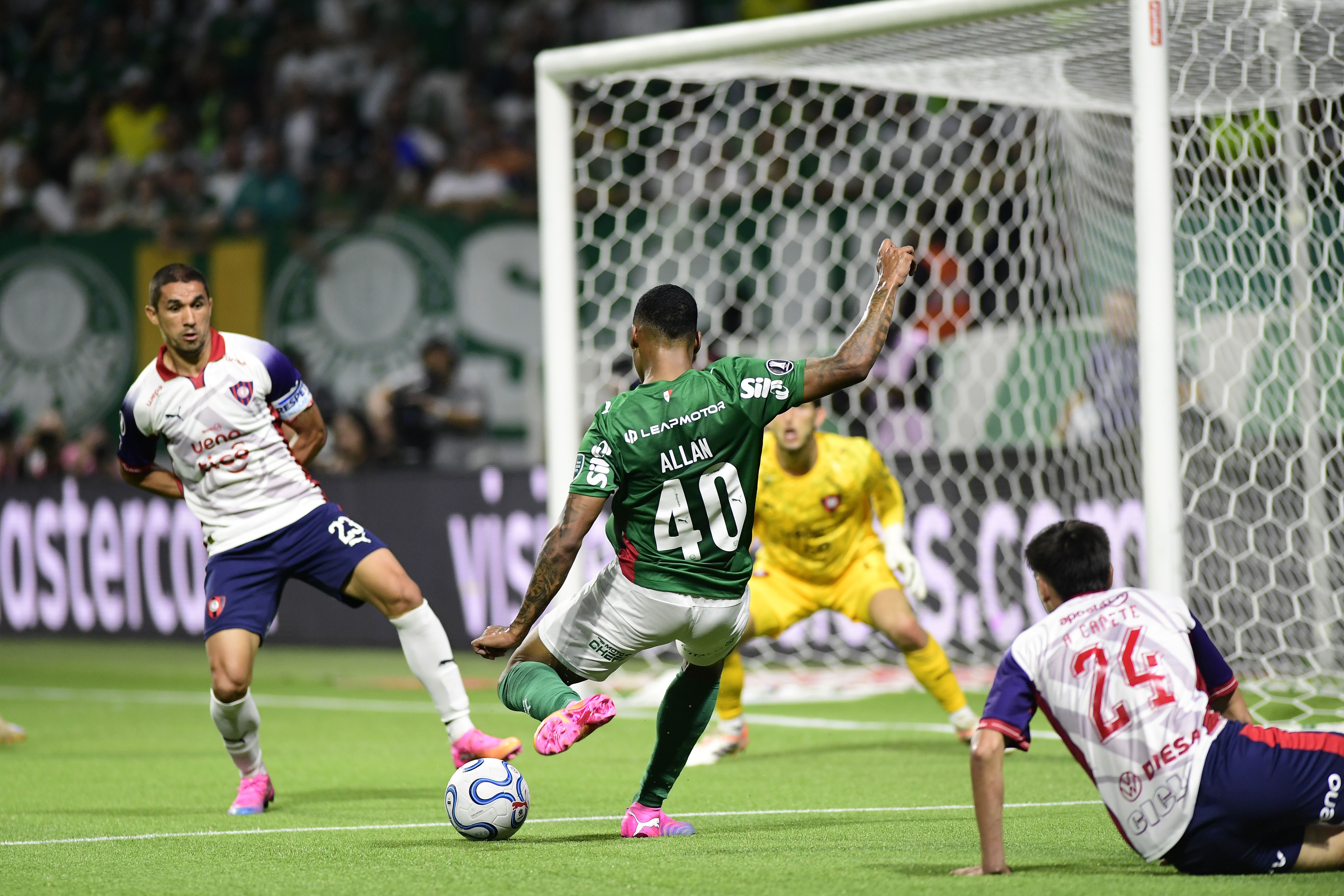 AUMENTA A PROPOSTA? Palmeiras bate o pé para aumentar proposta do Manchester City por Allan