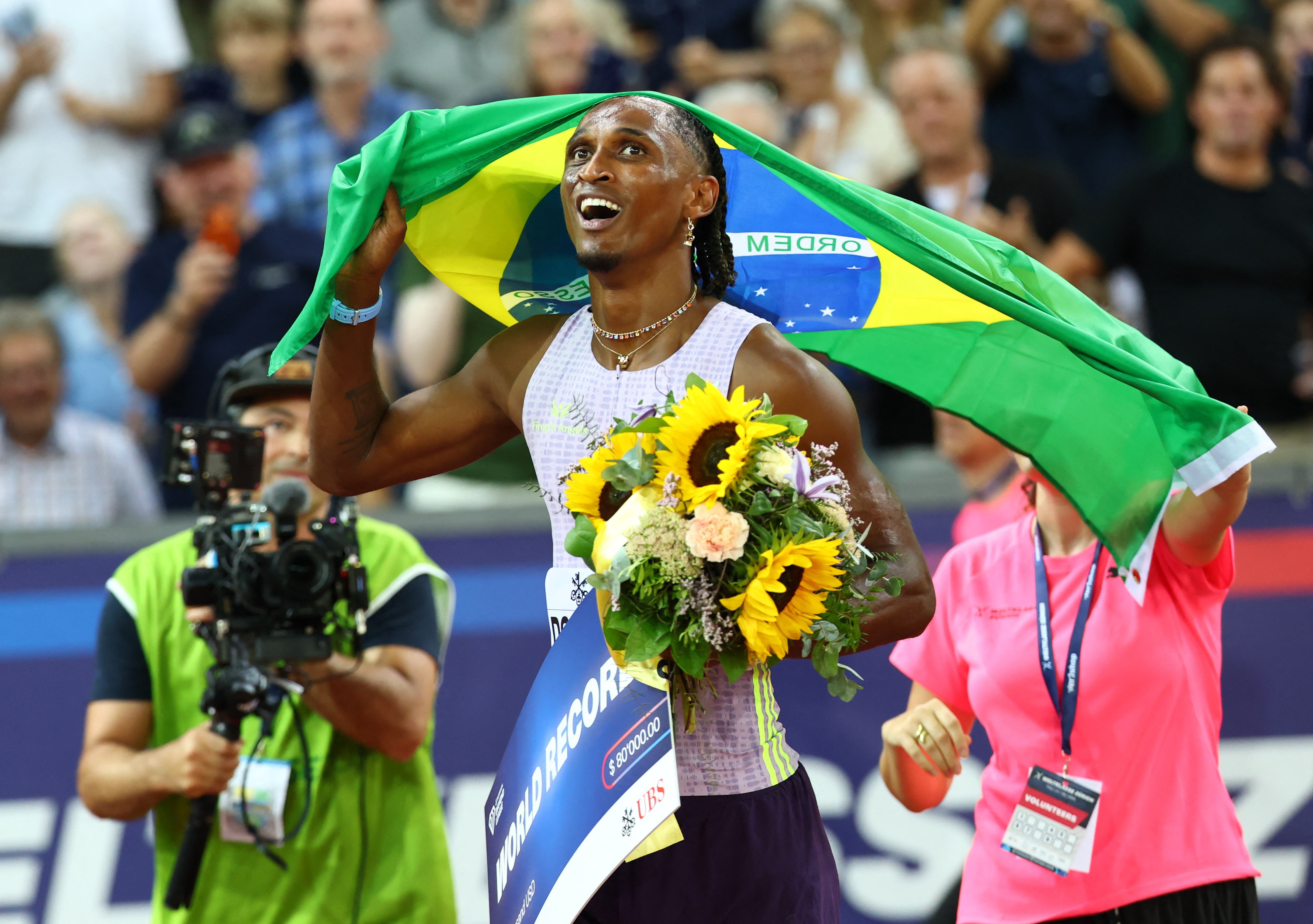 Alison dos Santos celebrando o recorde mundial nos 400 metros com barreiras