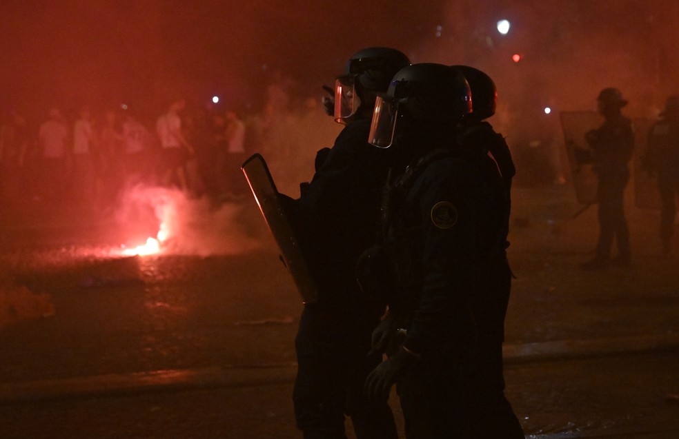 Mais de 400 pessoas acabaram detidas em Paris durante a festa pelo título — Foto: Burak Akbulut/Anadolu via Getty Images