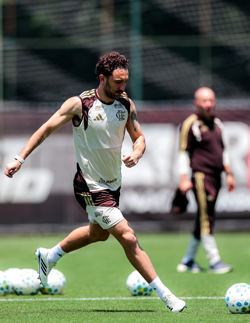 L�o Ortiz em a��o no treino do Flamengo � Foto: Gilvan de Souza / Flamengo