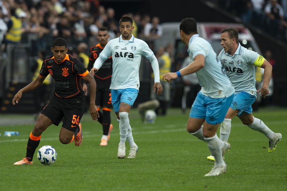 Cristian Oliveira (C) é assunto por declarações fora de campo — Foto: Anderson Romão/AGIF