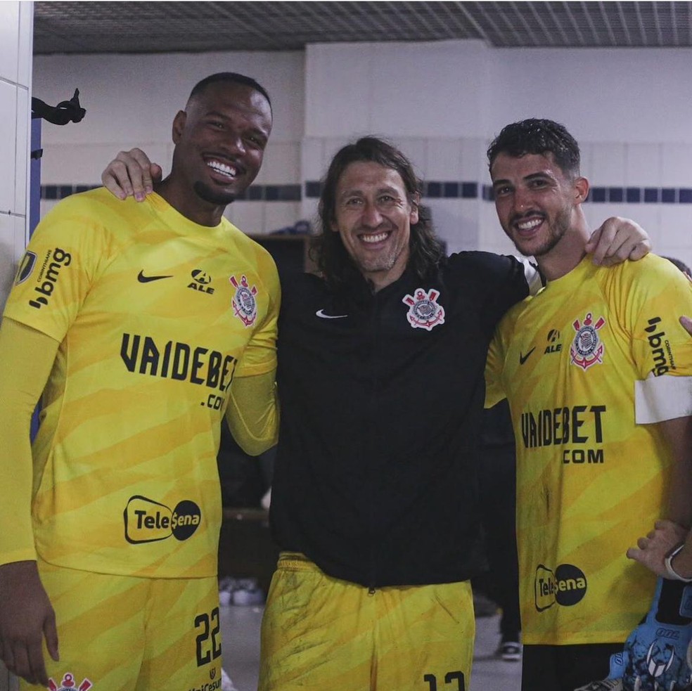 Carlos Miguel, Cássio e Gustavo Henrique com uniformes de goleiro no Corinthians