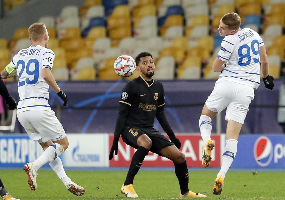 Matheus Fernandes fez sua estreia pelo Barcelona contra o D&iacute;namo de Kiev &mdash; Foto: EFE