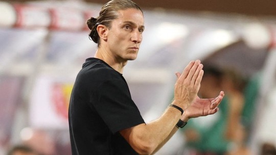 Filipe Luís é chamado de invencível por jornal espanhol