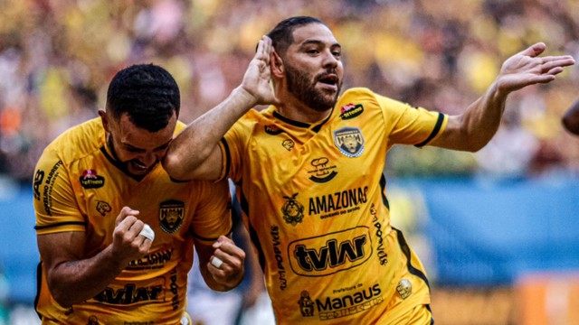 Diego Torres (direita) e Rafael Tavares marcaram os gols no primeiro tempo