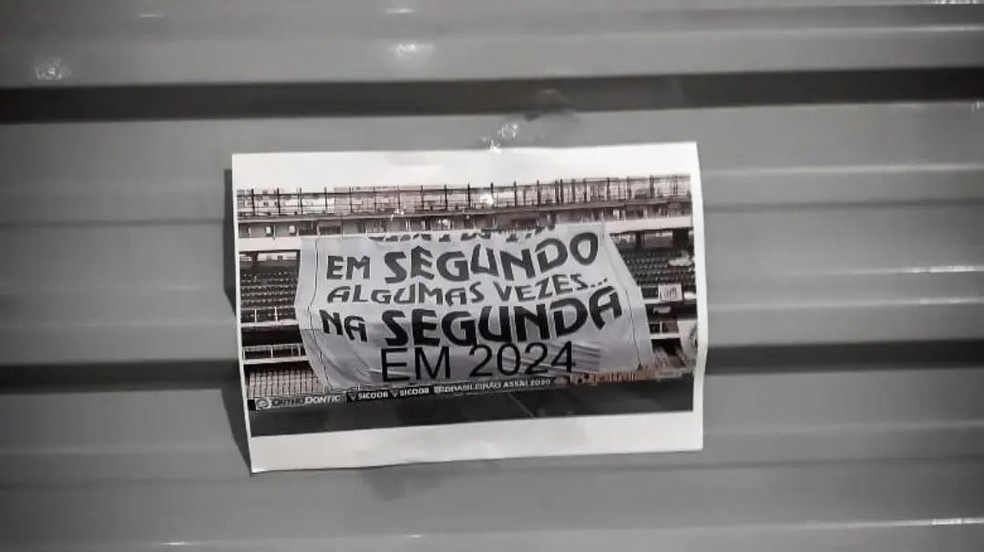 Imagem com provocação à torcida do Santos nos arredores de Itaquera — Foto: Reprodução