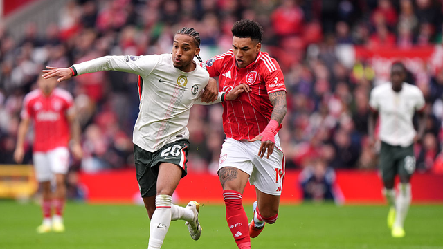 João Pedro e Igor Jesus disputam a a bola em Nottingham Forest 0 x 3 Chelsea