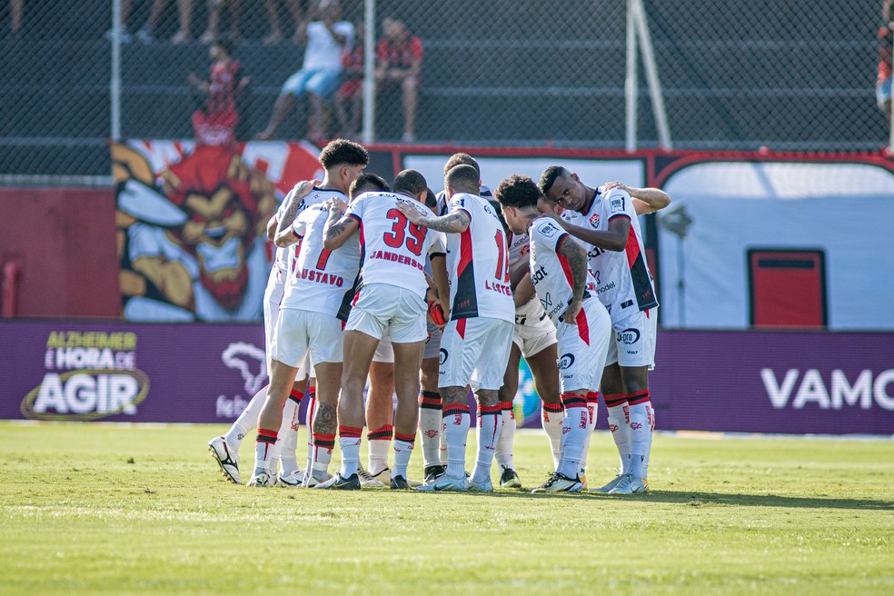 Elenco do Vitória reunido antes da partida contra o Juventude — Foto: Victor Ferreira / EC Vitória