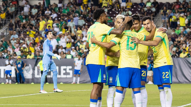 Jogadores do Brasil comemoram no amistoso contra o México