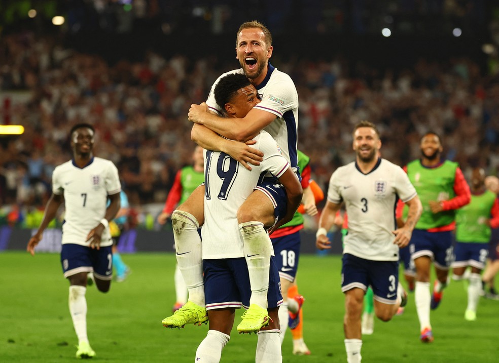 Kane abraça Watkins após gol de seu substituto em Holanda x Inglaterra — Foto: Kai Pfaffenbach/Reuters