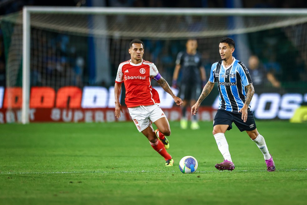Dodi e Alan Patrick no Gre-Nal de Curitiba — Foto: Lucas Uebel/Divulgação Grêmio