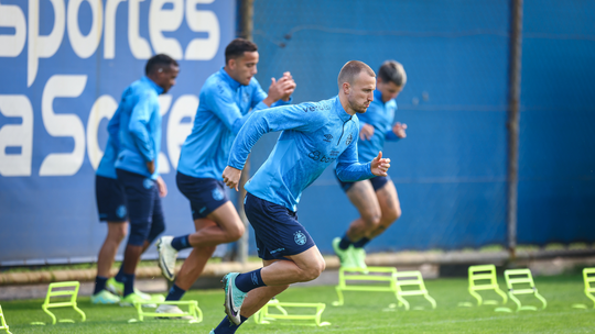Com dois suspensos, Grêmio corre para recuperar zagueiros - Foto: (Lucas Uebel/Grêmio)