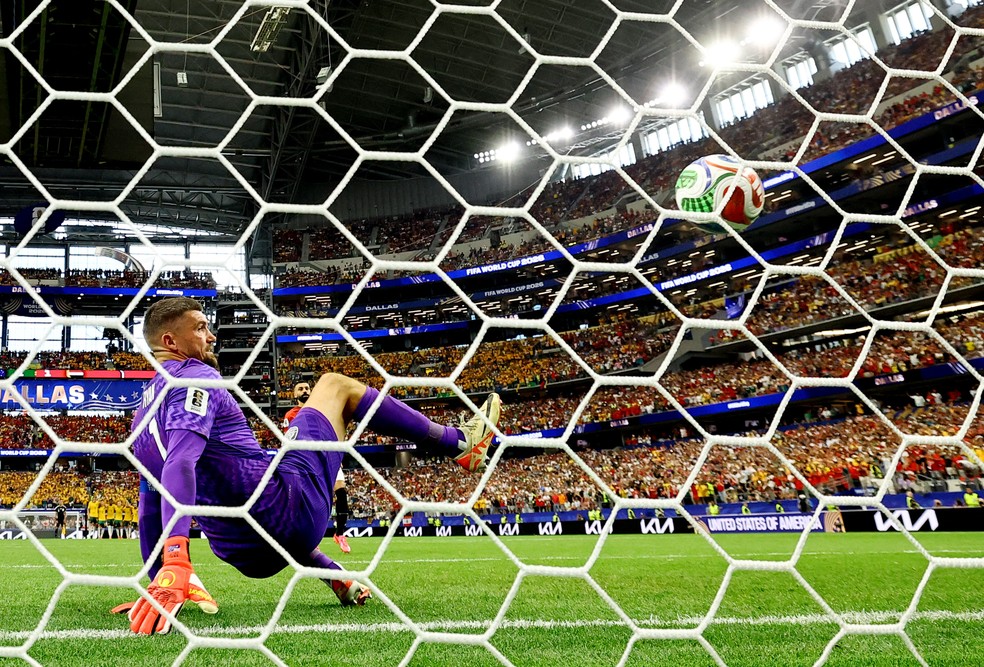 Mohamed Salah vence Mathew Ryan de cavadinha — Foto: Reuters