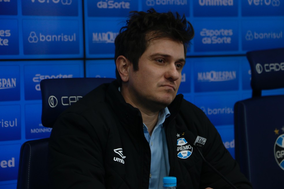 Antônio Brum, vice-presidente do Grêmio, concede entrevista coletiva — Foto: João Victor Teixeira