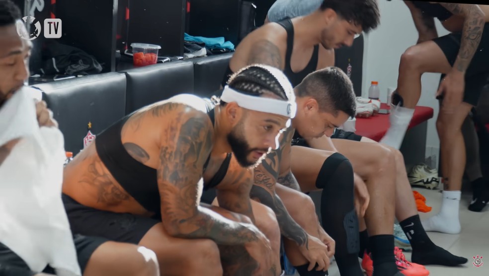 Memphis Depay discursa no vestário do Corinthians antes do jogo com o Vitória — Foto: Reprodução/Corinthians TV
