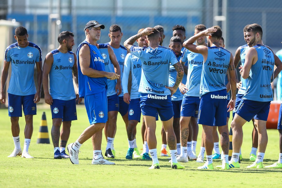 Grêmio goleia o Avenida e fatura a Recopa Gaúcha