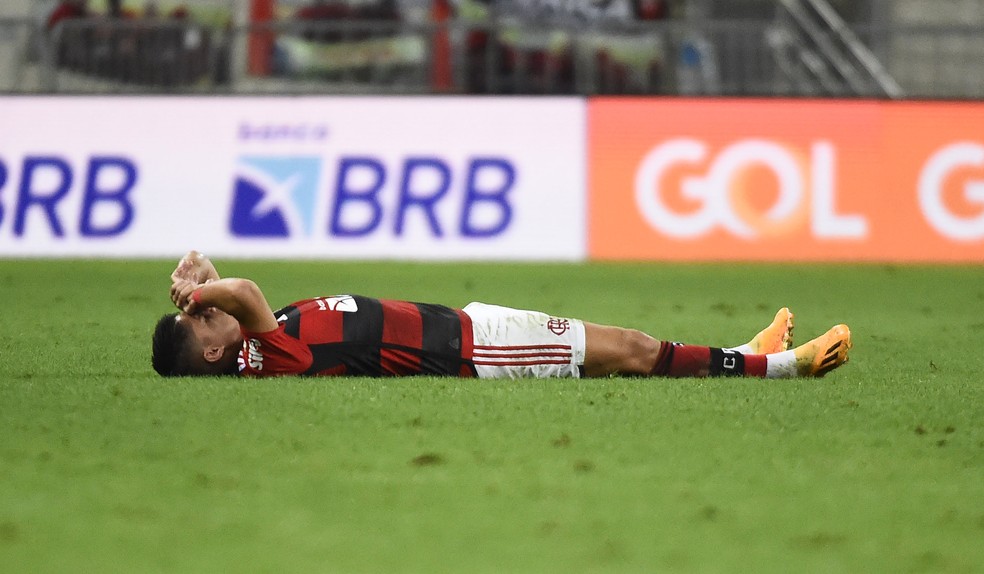 Luiz Araújo, do Flamengo, com dores na parte posterior da coxa esquerda — Foto: André Durão/ge