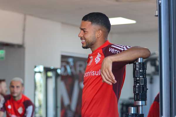 Palmeiras negocia com Inter por Wanderson, mas transferência não se concretiza.