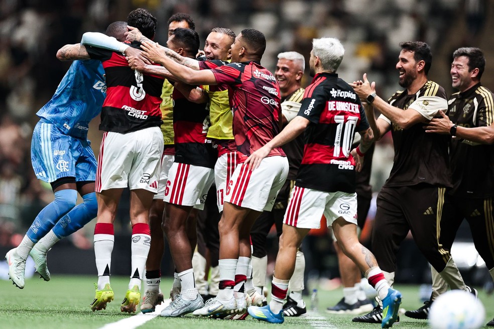 Jogadores do Flamengo comemoram gol contra o Atl�tico-MG � Foto: Gilvan de Souza/Flamengo