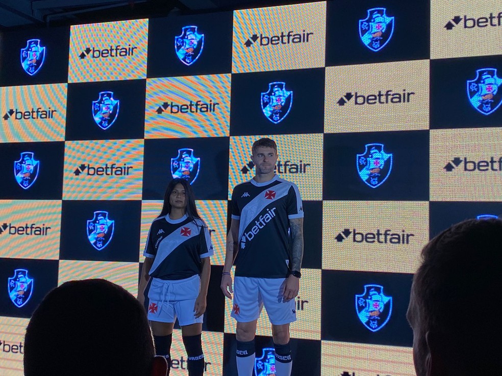 Vegetti com a camisa principal do Vasco no lançamento do novo patrocínio — Foto: Bruno Murito / ge