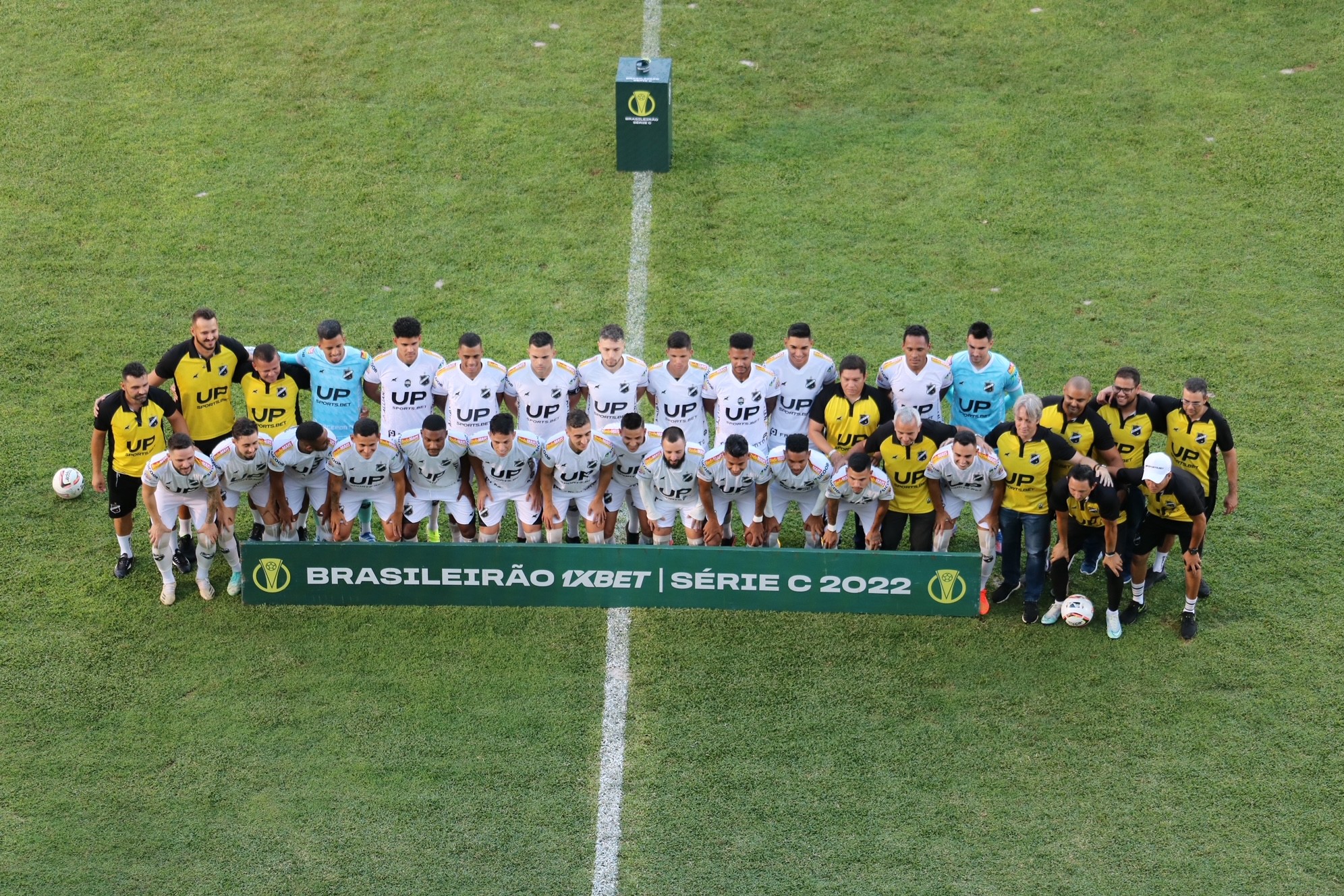 Ronaldinho marca e Whindersson Nunes se lesiona em jogo