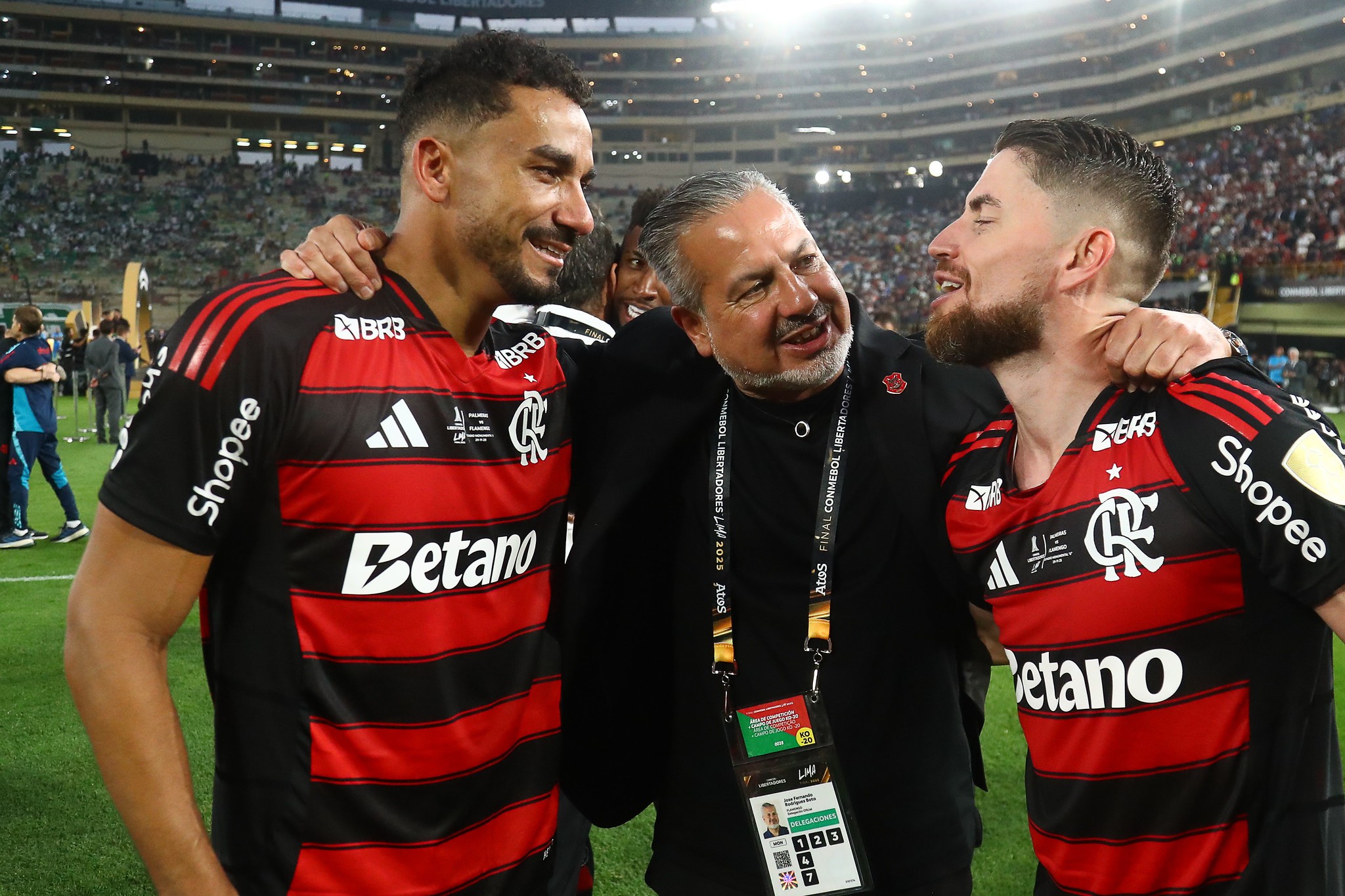 "Larga celular e vai tomar banho": como Jorginho e Danilo viraram "padrinhos" de jovens no Flamengo