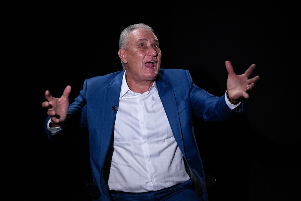 Técnico Tite, gesticulando, em entrevista ao Abre Aspas — Foto: Jhony Inácio