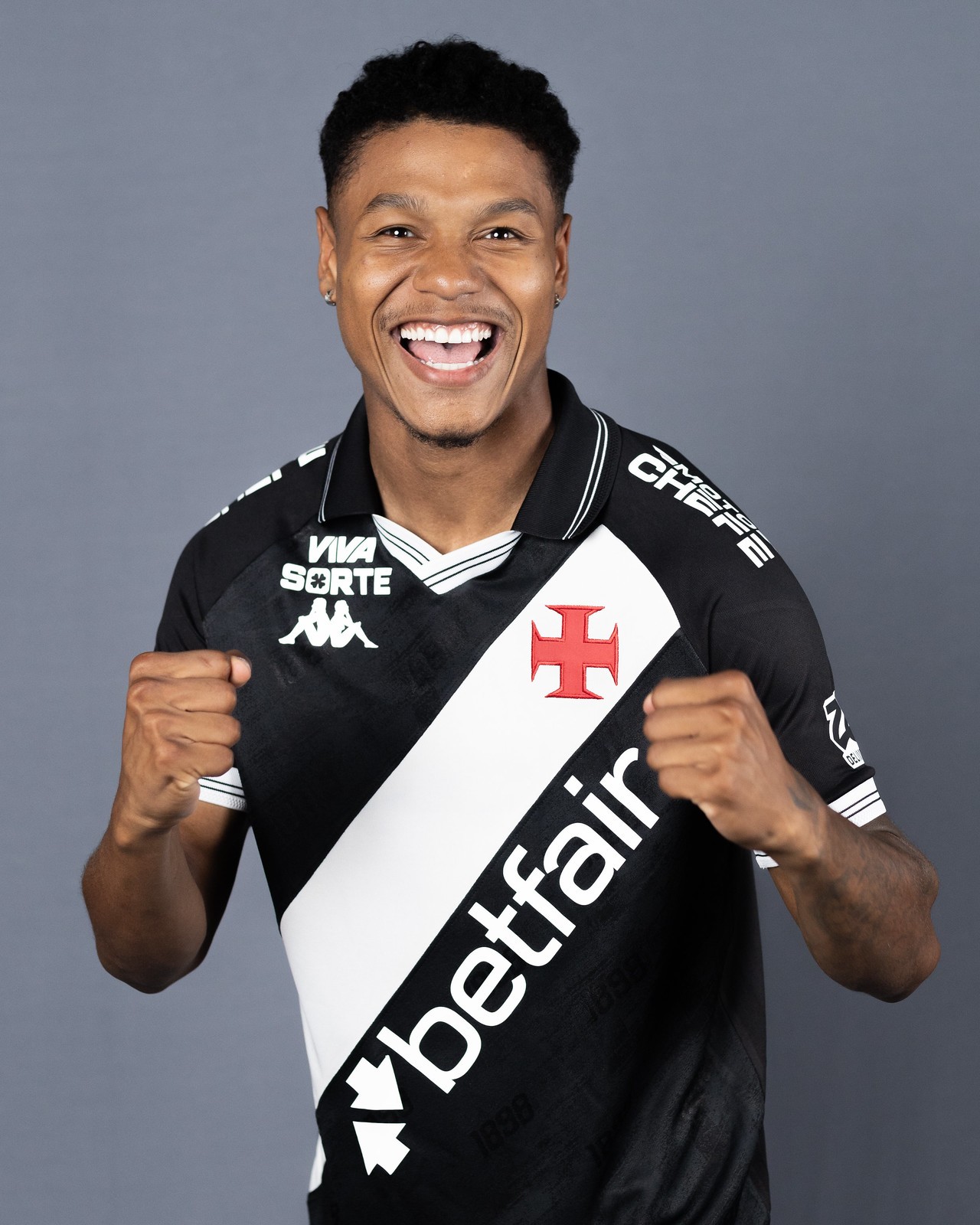 Matheus França é apresentado pelo Vasco após estreia