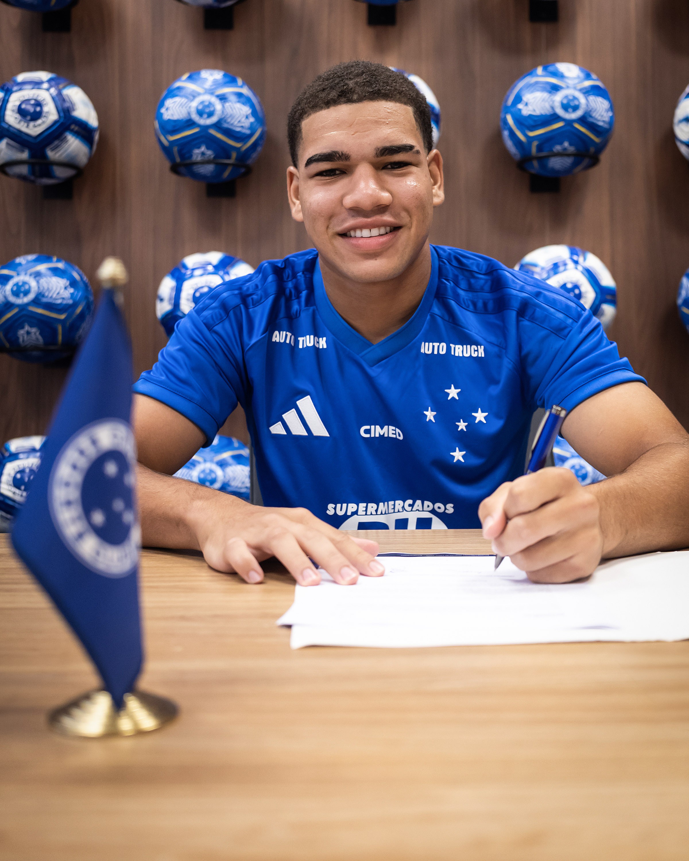Promessa de 16 anos, Thayllon assina contrato profissional e mira ascensão no Cruzeiro