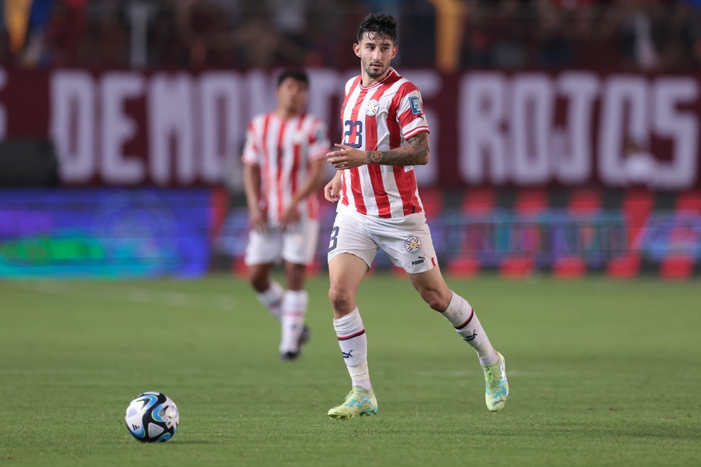 Villasanti atuando pela seleção paraguaia contra a Venezuela — Foto: Divulgação/APF