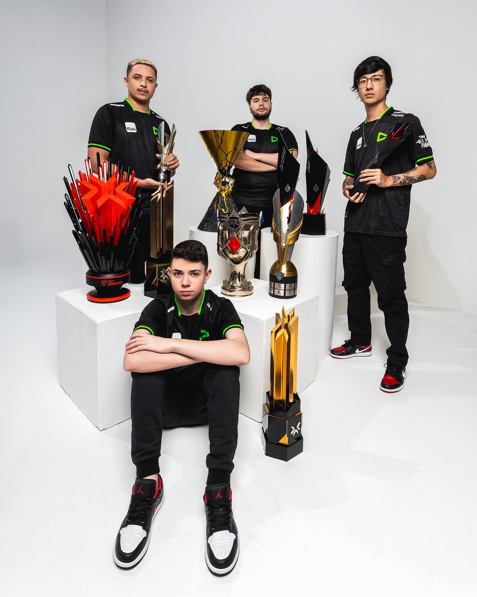 Da esq. para a dir.: cauan7, Thurzin, Less e Tinowns, integrantes da LOUD, posam com troféus conquistados pela organização — Foto: Divulgação/LOUD
