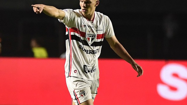 Gustavo Santana comemora gol do São Paulo contra o Bragantino