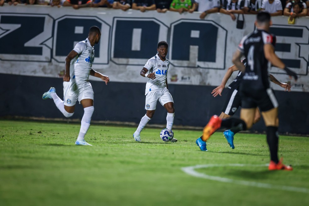 Amuzu em classificação do Grêmio — Foto: Lucas Uebel / Grêmio Divulgação