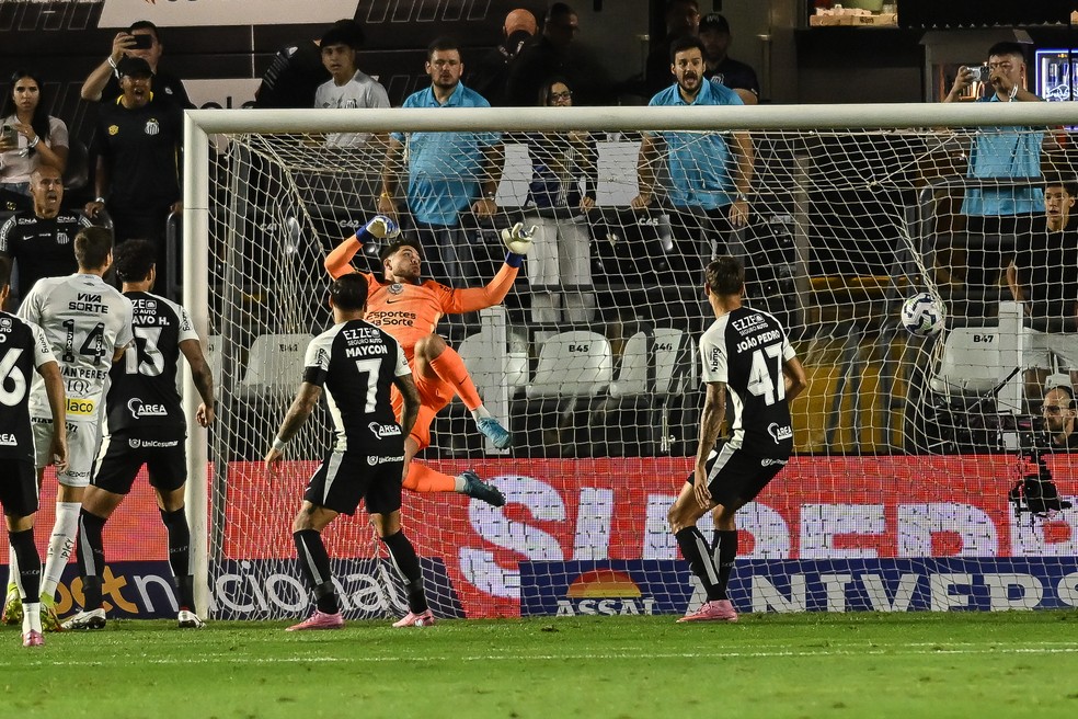 Visão geral do estádio Vila Belmiro durante o clássico entre Santos e Corinthians