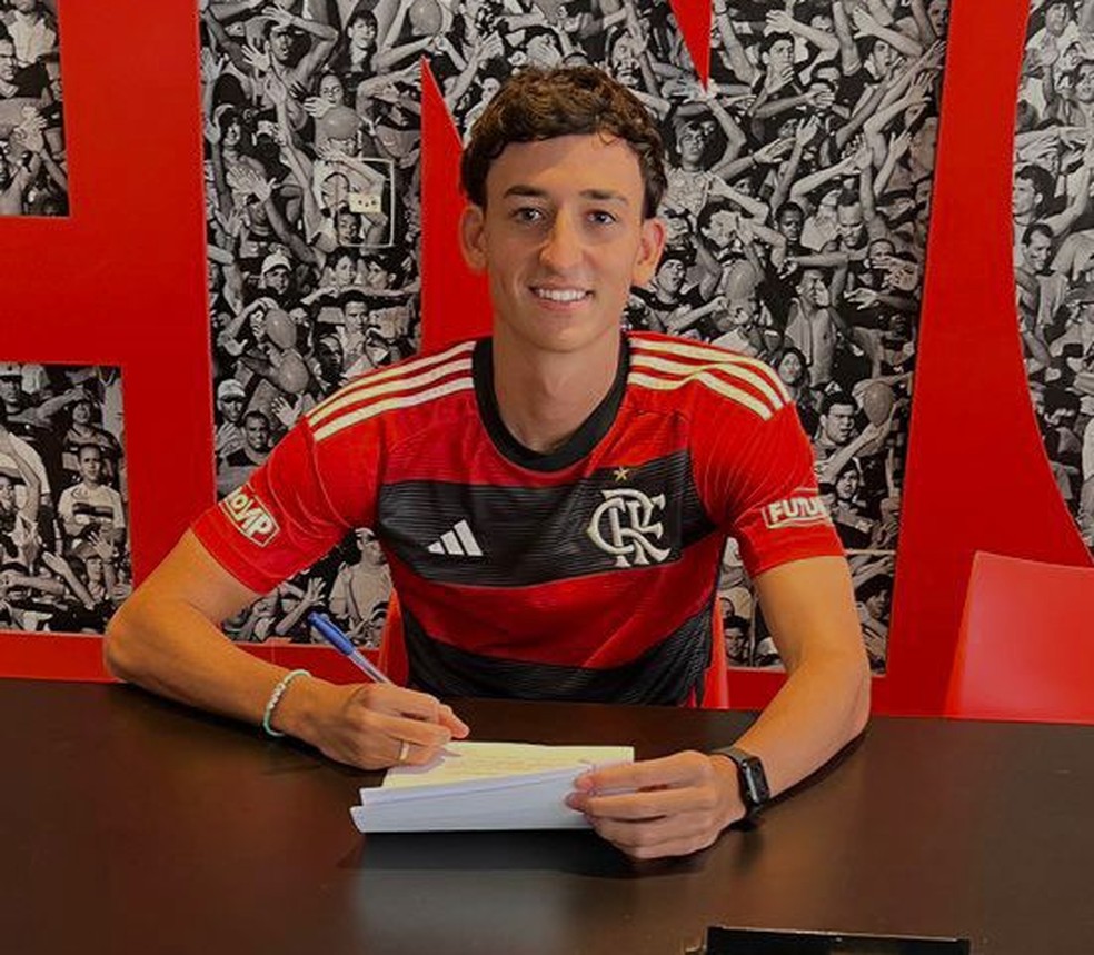 Carbone assina renovação de contrato com o Flamengo — Foto: Divulgação