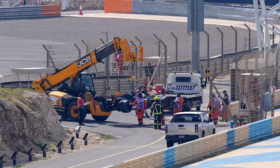 Guincho tira Cadillac da pista em segundo dia de testes da F1 2026, no Bahrein — Foto: Bradley Collyer/PA Images via Getty Images