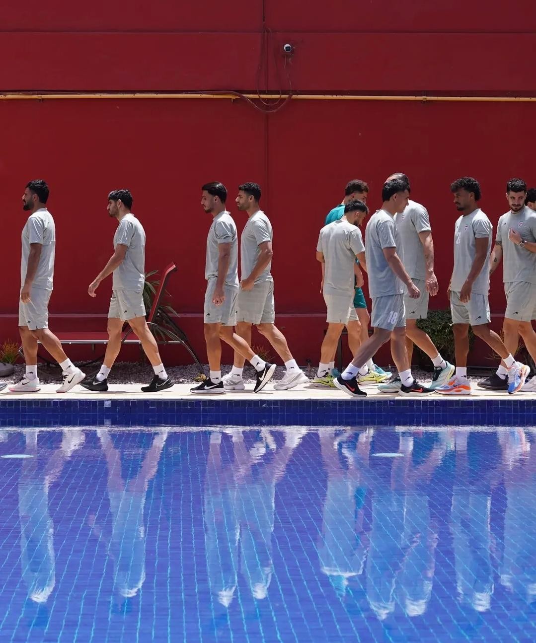 Jogadores do Irã treinam ao redor da piscina em hotel no México