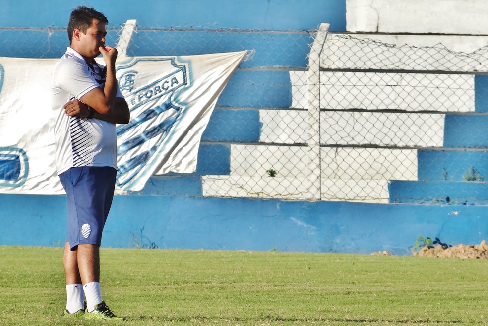Marlon Araújo como técnico do CSA, em 2014 — Foto: Henrique Pereira/ GloboEsporte.com