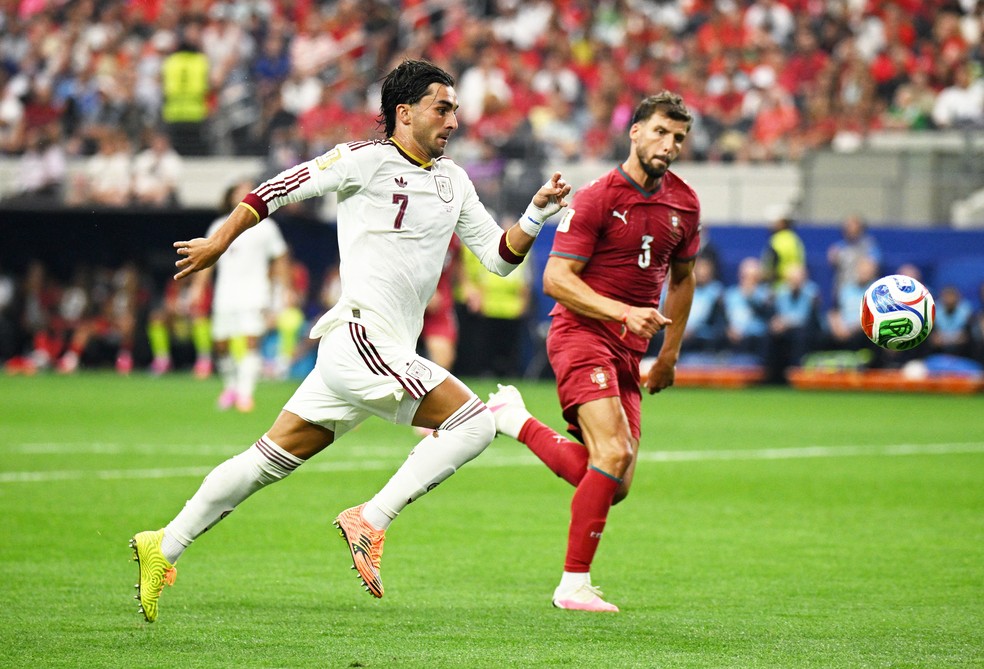 Rúben Dias marca Ferrán Torres em Portugal x Espanha — Foto: Jerome Miron/Reuters
