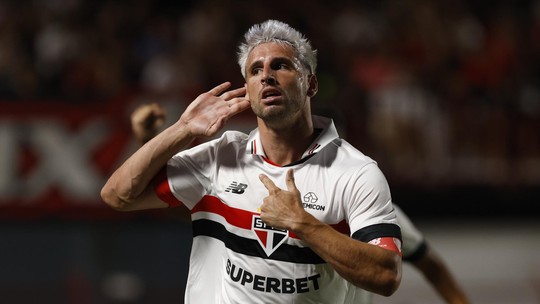Sob olhar de Zubeldía, São Paulo vence Atlético-GO e reage no Brasileiro - Foto: (Rubens Chiri/Saopaulofc.net)