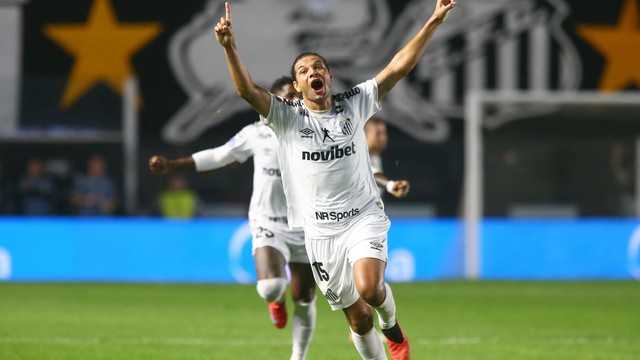 Arão comemora o gol do Santos contra o Atlético-MG
