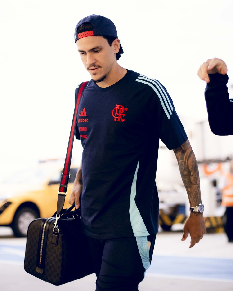 Pedro em viagem do Flamengo para Porto Alegre  Foto: Adriano Fontes/Flamengo