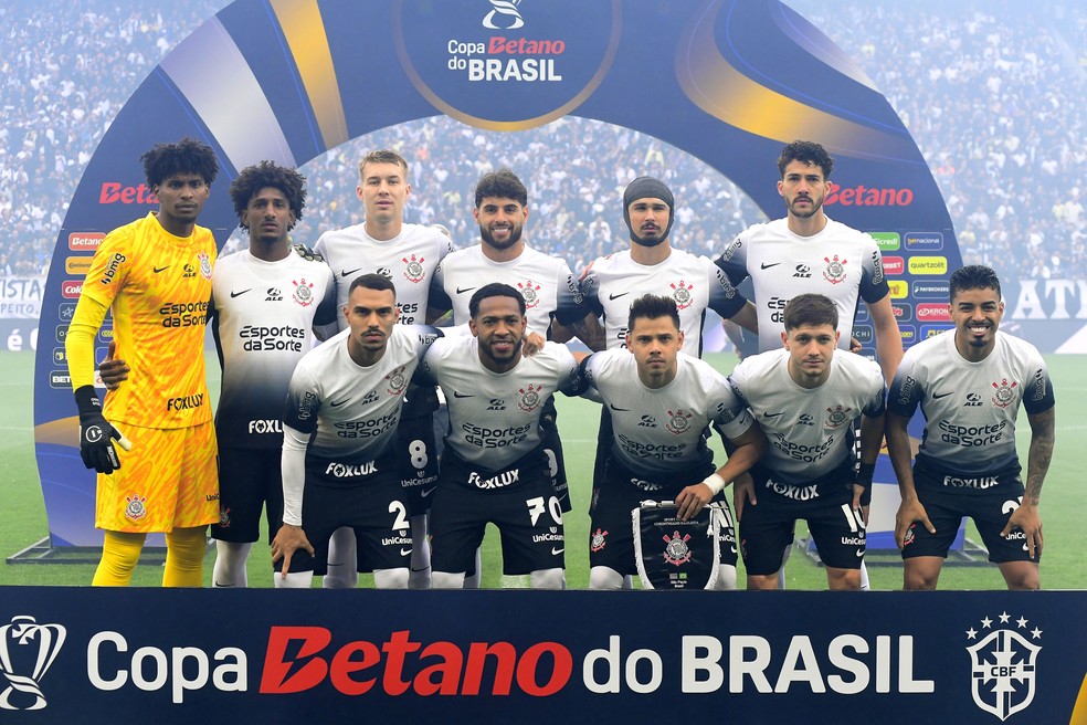 Time posado do Corinthians em jogo contra o Flamengo — Foto: Marcos Ribolli