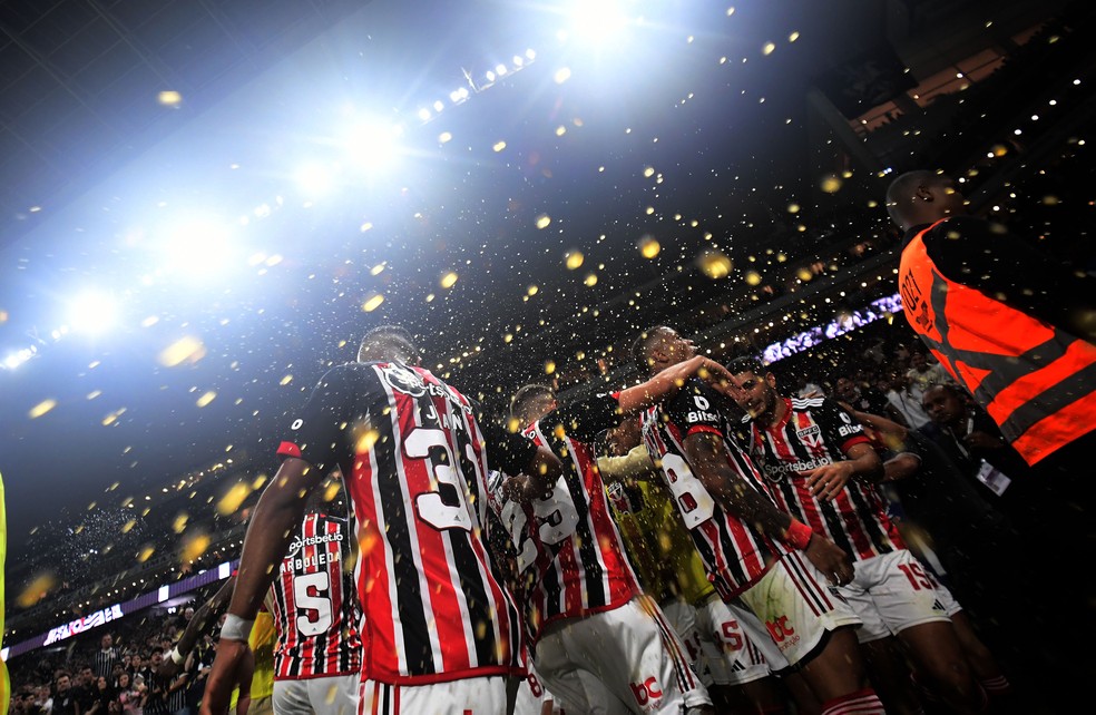 Jogadores do São Paulo comemoram gol contra o Corinthians — Foto: Marcos Ribolli