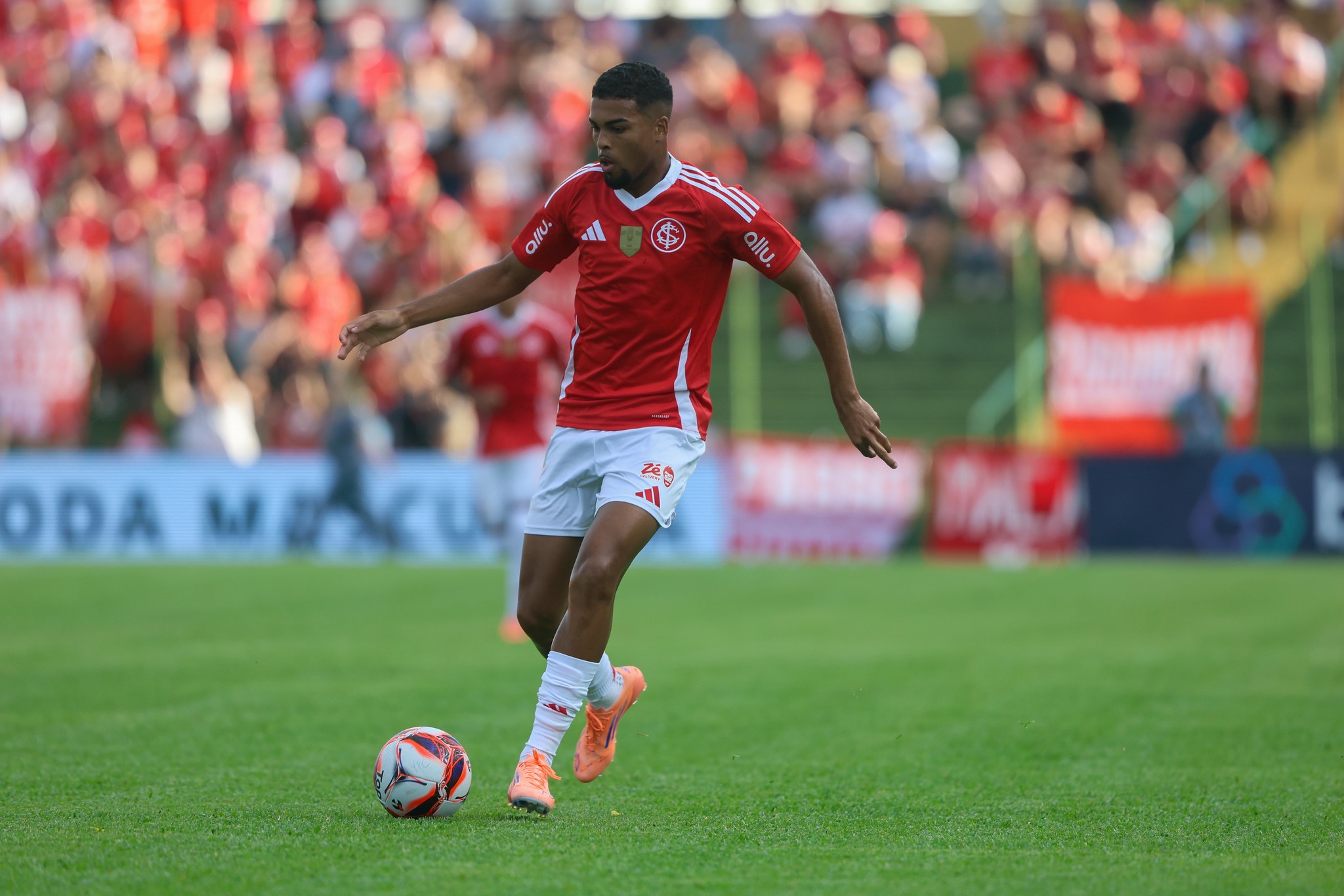 Gustavo Prado vestindo a camisa do Internacional durante jogo