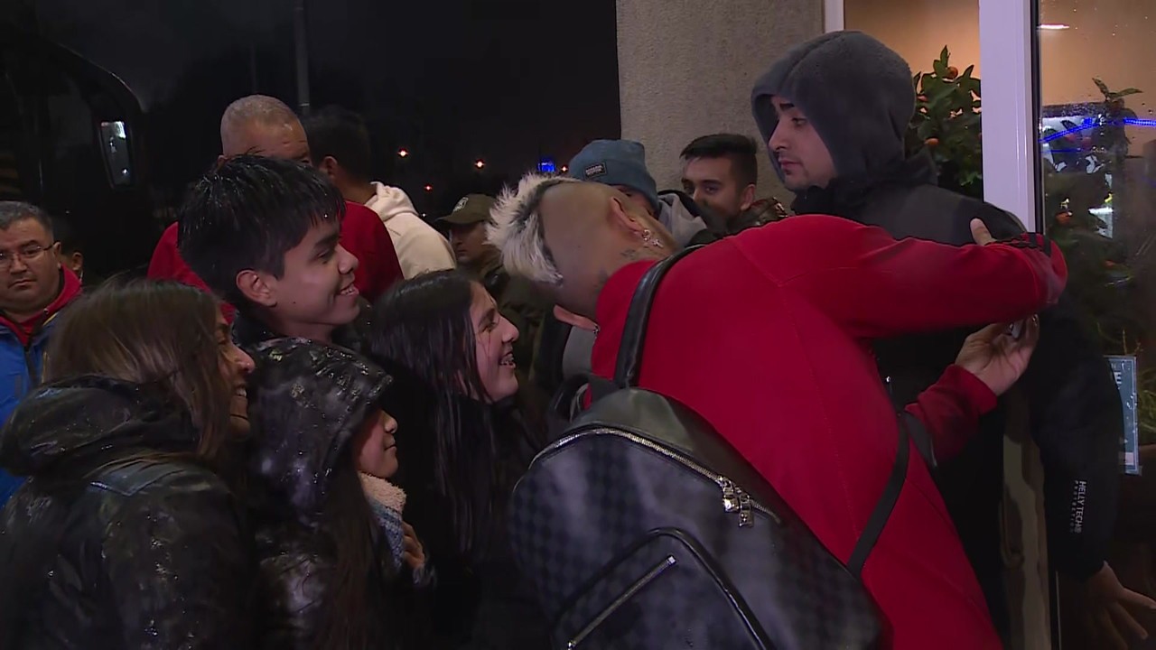 Flamengo desembarca no Chile e Vidal para pra tirar foto com f&atilde;s