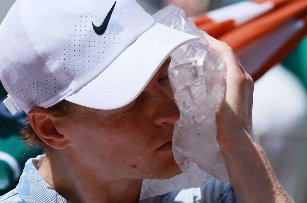 Jannik Sinner passa gelo no rosto para driblar o calor em Roland Garros — Foto: Reuters/Stephanie Lecocq