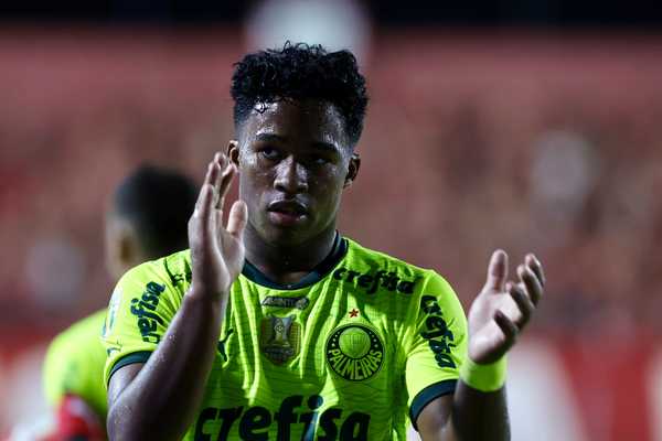 Leila leva Endrick e Murilo em avião para evitar desfalques no Palmeiras.