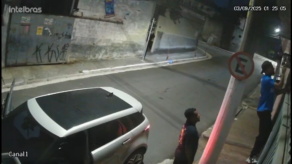 Pedrinho tenta quebrar câmeras de segurança da casa de familiares da companheira, Amanda Nunes — Foto: Reprodução